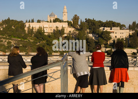 Israël Jérusalem quartier Yemin Moshe Esplanade à côté du moulin à vent de Montefiore personnes à admirer la vue sur une claire 23-08-2003 hiver Banque D'Images