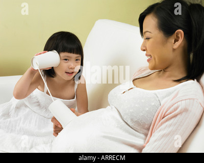 Girl avec bébé dans le ventre de mom Banque D'Images