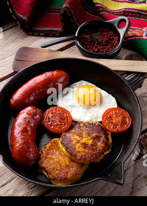 Une poêle de Llapingachos oeuf chorizo frais et tomate editorial food Banque D'Images