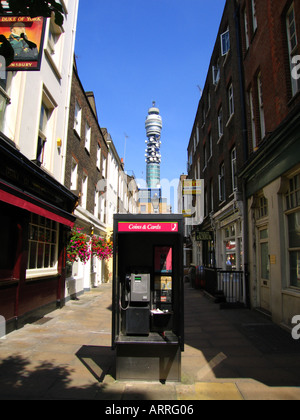 Cabine téléphonique avec BT Tower à la distance Ville de Westminster London England UK Banque D'Images