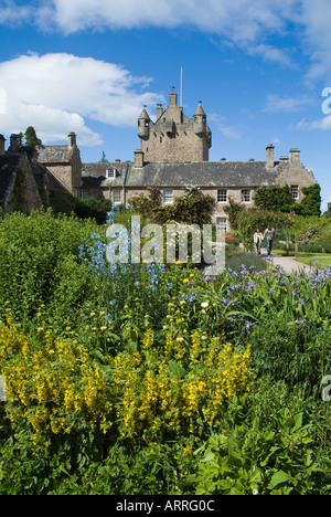 dh Cottage jardin CAWDOR CHÂTEAU INVERNESSSHIRE couple marchant dans les jardins Fleurs chemin Tour châteaux touristiques Ecosse Banque D'Images