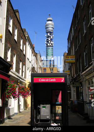 Cabine téléphonique avec BT Tower à la distance Ville de Westminster London England UK Banque D'Images