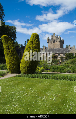 dh Tower House jardins Scotland CAWDOR CASTLE INVERNESSSHIRE Scottish Yew piliers arbre hedge jardin haies hautes terres taxus baccata royaume-uni historique Banque D'Images