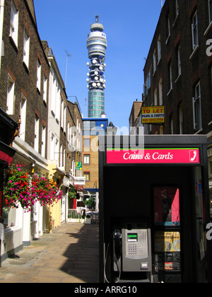 Cabine téléphonique avec BT Tower à la distance Ville de Westminster London England UK Banque D'Images