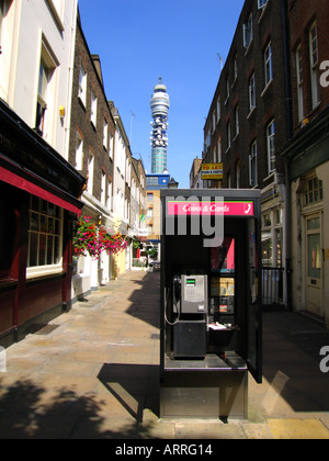 Cabine téléphonique avec BT Tower à la distance Ville de Westminster London England UK Banque D'Images