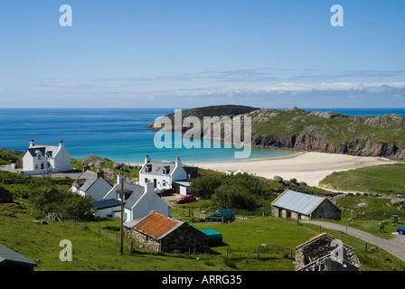 dh Bagh un phollain POLIN BAY BEACH SUTHERLAND SCOTLAND Village cottages ruraux donnant sur les plages de la côte écossaise des montagnes du royaume-uni Banque D'Images