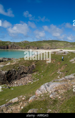 dh POLIN BAY SUTHERLAND Hiker Bagh a Phollain White Sands Bay Northwest Sutherland Coast scottish Highlands Banque D'Images