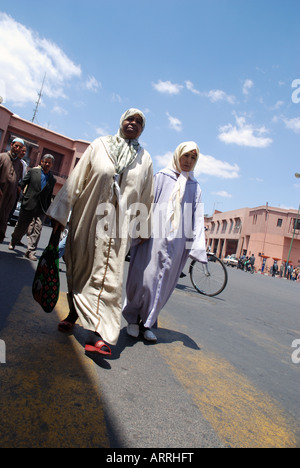 Marrakech Maroc Couple in Street Banque D'Images