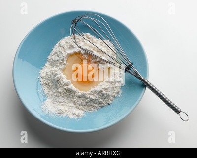 Gamme de farine à pâtisserie bol, fouetter l'oeuf l'alimentation éditoriale Banque D'Images