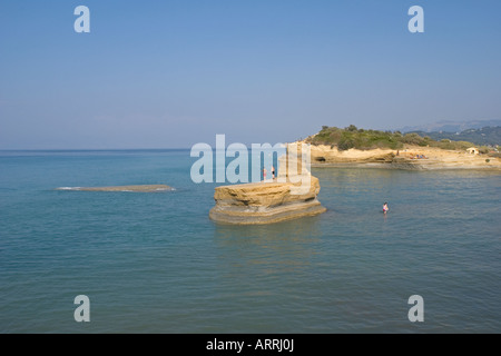 La côte touristique de Sidari sur la partie nord de l'île de Corfou en Grèce Banque D'Images