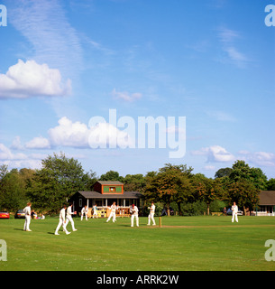 Cholmondeley Cheshire village cricket sur Cholmondeley Castle sol Banque D'Images