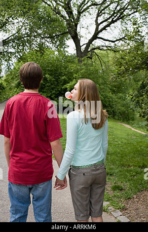 Teenage girl blowing a bubble gum bubble Banque D'Images