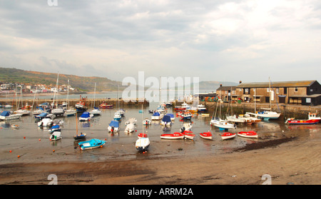 Bateaux et filets de pêche en ligne les murs de Lyme Regis harbour construit pour protéger les navires du mauvais temps sur la Manche en Banque D'Images