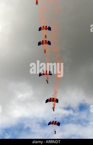 L'équipe de démonstration de parachutisme Falcon RAF Farnborough Air Show 2006 Banque D'Images