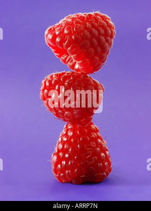 Gros plan d'une pile stylisé de framboises article sur l'un de l'autre concept - photo créative Banque D'Images