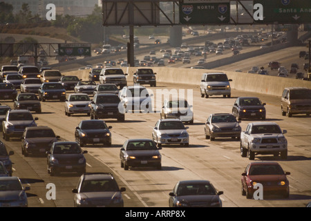 Miroitant dans la chaleur de l'après-midi haze l'heure de pointe se dirige vers le sud sur l'Autoroute de San Diego à Irvine CA Banque D'Images