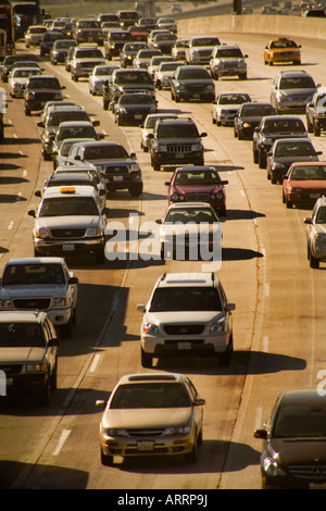 Miroitant dans la chaleur de l'après-midi haze l'heure de pointe se dirige vers le sud sur l'Autoroute de San Diego à Irvine CA Banque D'Images