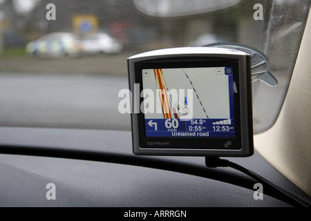 L'écran de navigation par satellite sur un tableau de bord de voiture Banque D'Images