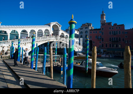 Poteaux Gondole devant le Ponte di Rialto Venise Italie Italia 4 Décembre 2007 Banque D'Images