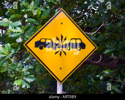 Un drôle de signe unique et au Panama, les conducteurs à risque de collision entre l'avant la ville de Panama, République de Panama, Amérique Centrale Banque D'Images