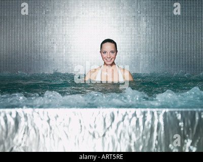 Femme immersion dans un jacuzzi Banque D'Images