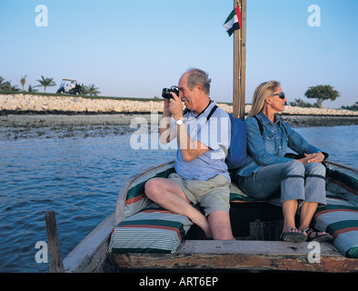 Les touristes de l'ouest sur une visite guidée sur la crique de Dubaï, Émirats Arabes Unis Banque D'Images