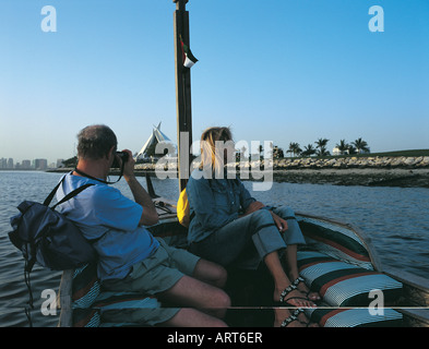 Couple occidental faisant un abra tour sur le creek à Dubaï, Émirats Arabes Unis Banque D'Images