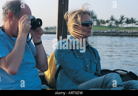 Couple occidental faisant un abra tour sur le creek à Dubaï, Émirats Arabes Unis Banque D'Images