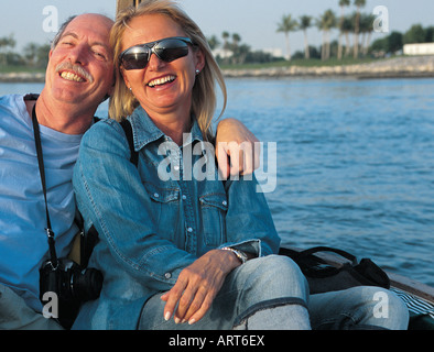 Couple occidental sur la visite guidée d'creek À DUBAÏ, ÉMIRATS ARABES UNIS Banque D'Images