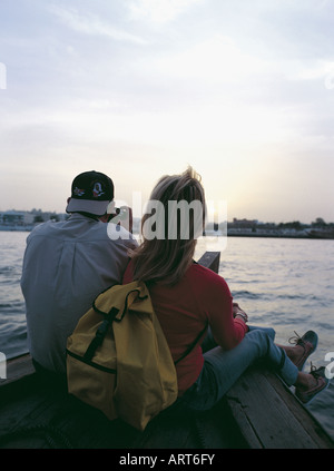 Couple occidental sur un abra sur la crique de Dubaï, Émirats Arabes Unis Banque D'Images