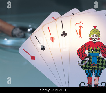 Cartes et cigare dans le cendrier Banque D'Images