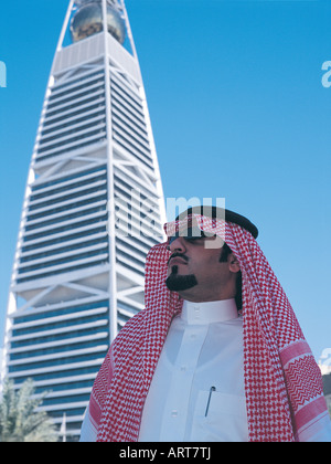 Homme à Faisaliah Tower à Riyadh, Arabie Saoudite Banque D'Images
