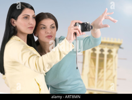 Deux femmes arabes à prendre des photos de monuments de Dubaï Banque D'Images