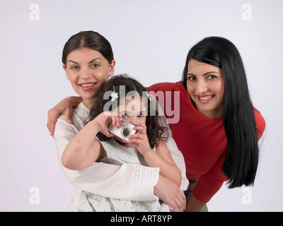 Deux femmes et un enfant tenant un appareil photo Banque D'Images