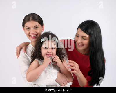 Deux femmes et un enfant tenant un appareil photo Banque D'Images