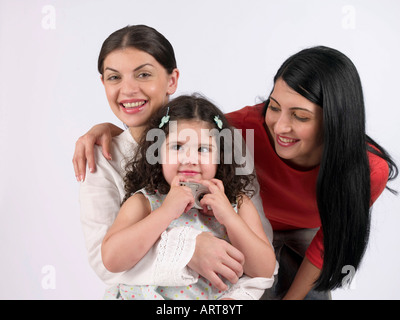 Deux femmes et un enfant tenant un appareil photo Banque D'Images