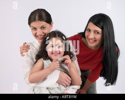 Deux femmes et un enfant tenant un appareil photo Banque D'Images