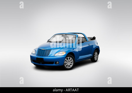 2008 Chrysler PT Cruiser dans Bleu - angle de vue avant Banque D'Images