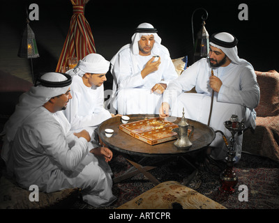 Les hommes arabes jouant au backgammon dans tente Arabe Banque D'Images