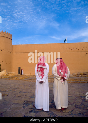 Les hommes d'arabie visiter Al Masmak Fort à Riyadh, Arabie Saoudite Banque D'Images