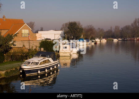 Bateaux sur la rivière Waveney à Beccles en hiver au Royaume-Uni Banque D'Images