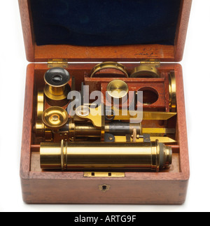 Antique laiton laqué voyageurs portable microscope champ England UK Royaume-Uni GB Grande-bretagne de l'Union européenne l'Union Europ Banque D'Images