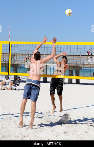 2 plage sur 2 volley-ball joué au Pier Beach Naples Floride Banque D'Images