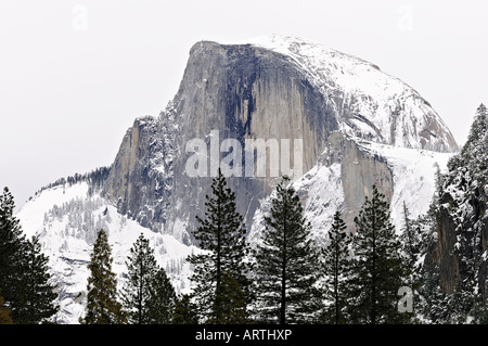 2 Février 2008 : Yosemite Half Dome du fier debout au milieu de l'hiver . Banque D'Images