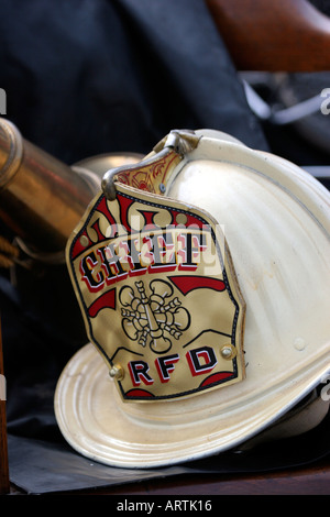 Richfield historique Wisconsin White Fire Chief casque sur un camion de pompiers au Milwaukee Muster Banque D'Images