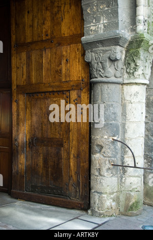 Une ancienne église en bois porte dans Poitiers France il y a une petite porte située dans la porte supérieure Banque D'Images