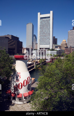 Bouteille de lait capot monument à Boston, Massachusetts, avec Banque de Réserve fédérale de Boston dans l'arrière-plan Banque D'Images