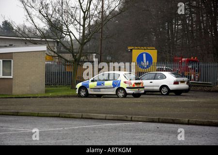 Les voitures de police garées devant un poste de police services d'autoroute Banque D'Images