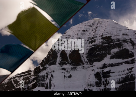 Les drapeaux de prières formulant la face nord de Mt. Kailash, à l'ouest du Tibet. Banque D'Images