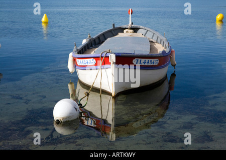 Bateau de pêche provençal traditionnel appelé pointu Photo Stock - Alamy